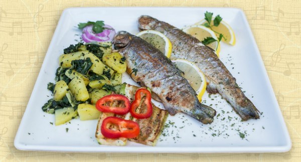 Pastrmka na žaru sa prilogom